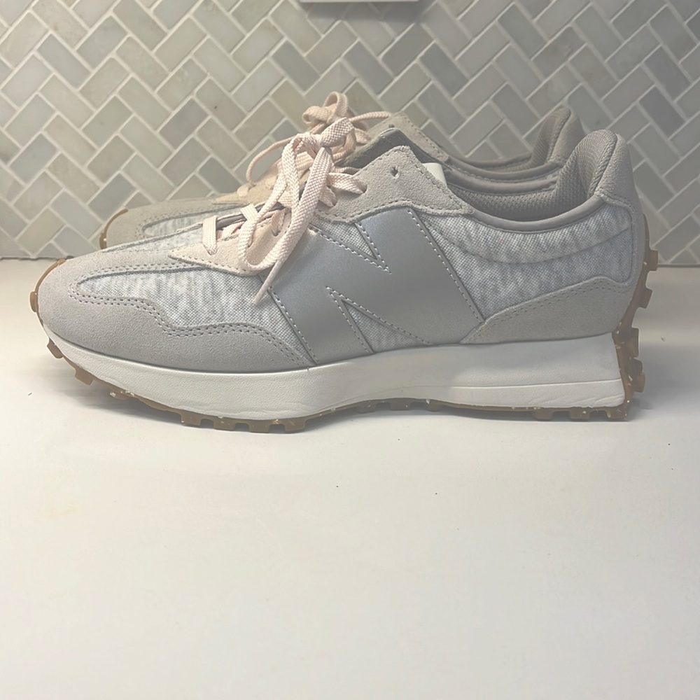 New balance 327. Brand new and never been worn.